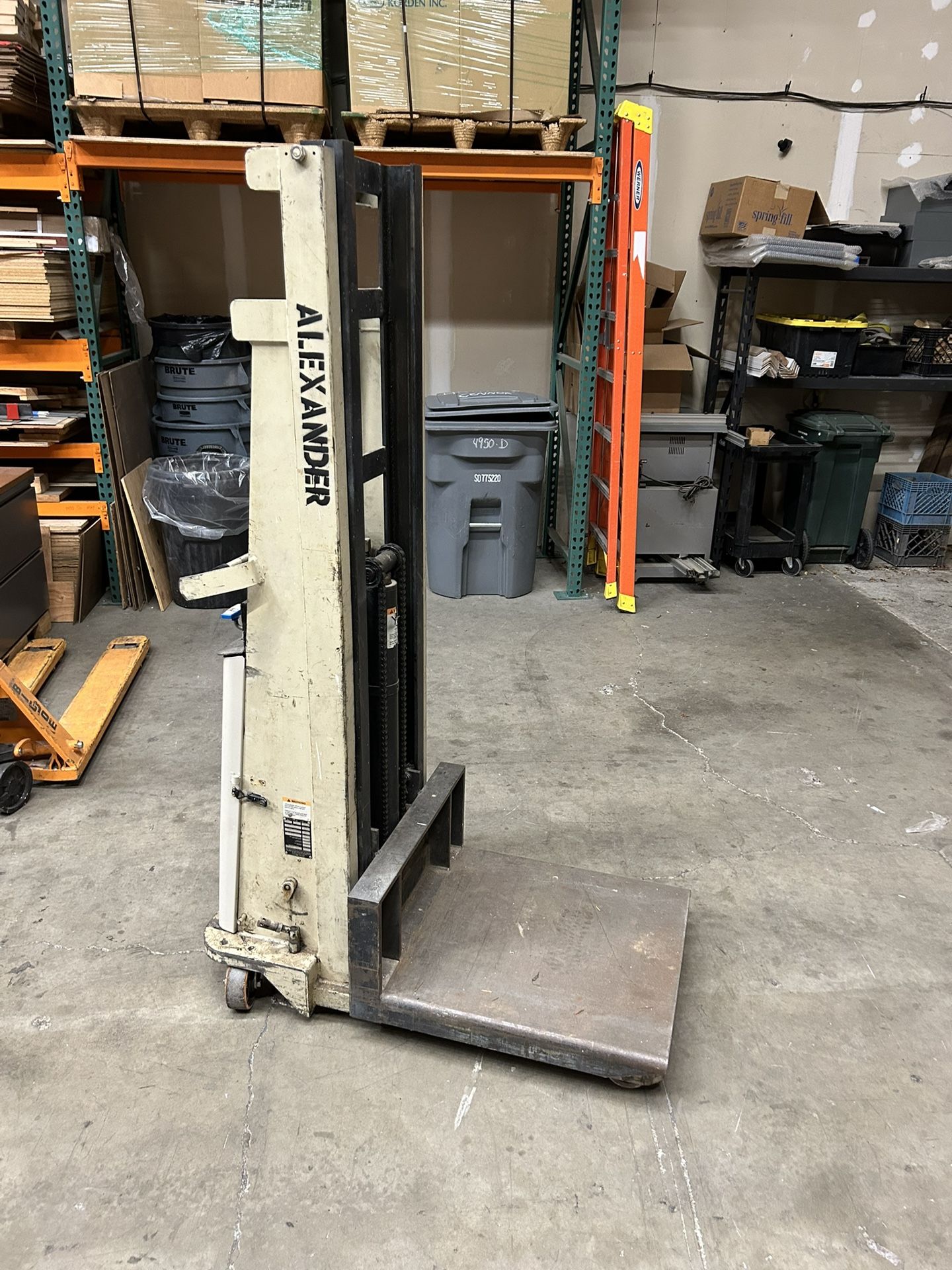 Crown Electric stacker, Material Lift