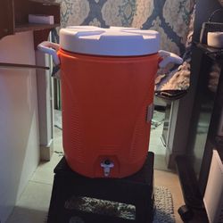 5-Gallon Rubbermaid Water Cooler Jug – Great Condition!