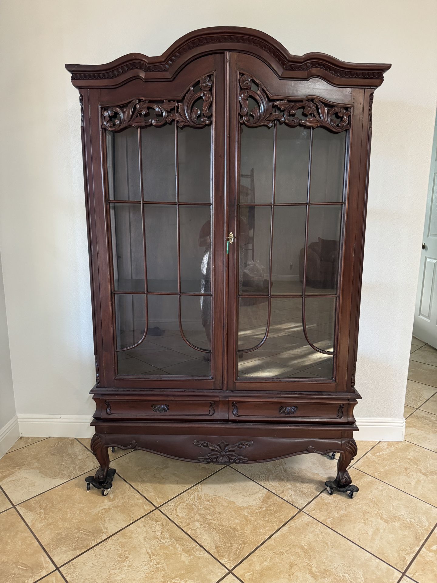 Antique CHIPPENDALE w/Key By MR Mahogany Cabinet Curio