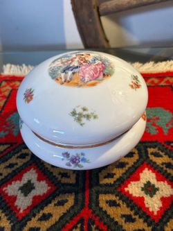 SOPERA ANTIGUA DE PORCELANA FILETEADA 