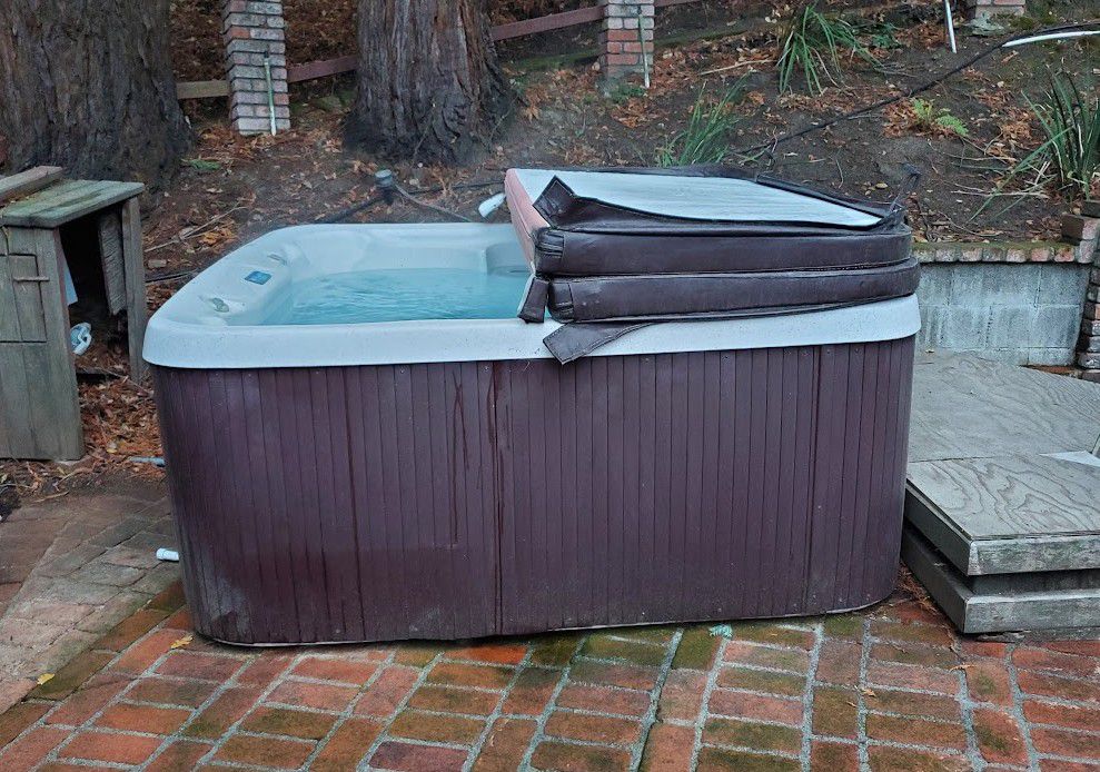 Hot Tub Jacuzzi - 6 Person