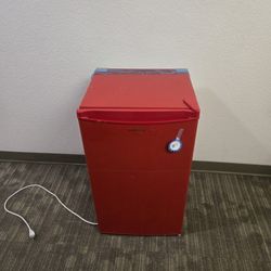 2 MINI FRIDGES 