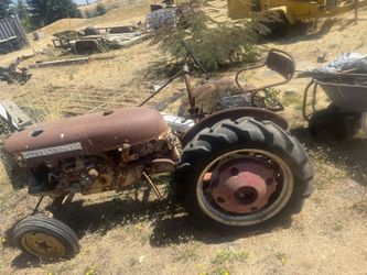 Old Tractor (for Deco Lawn Display)