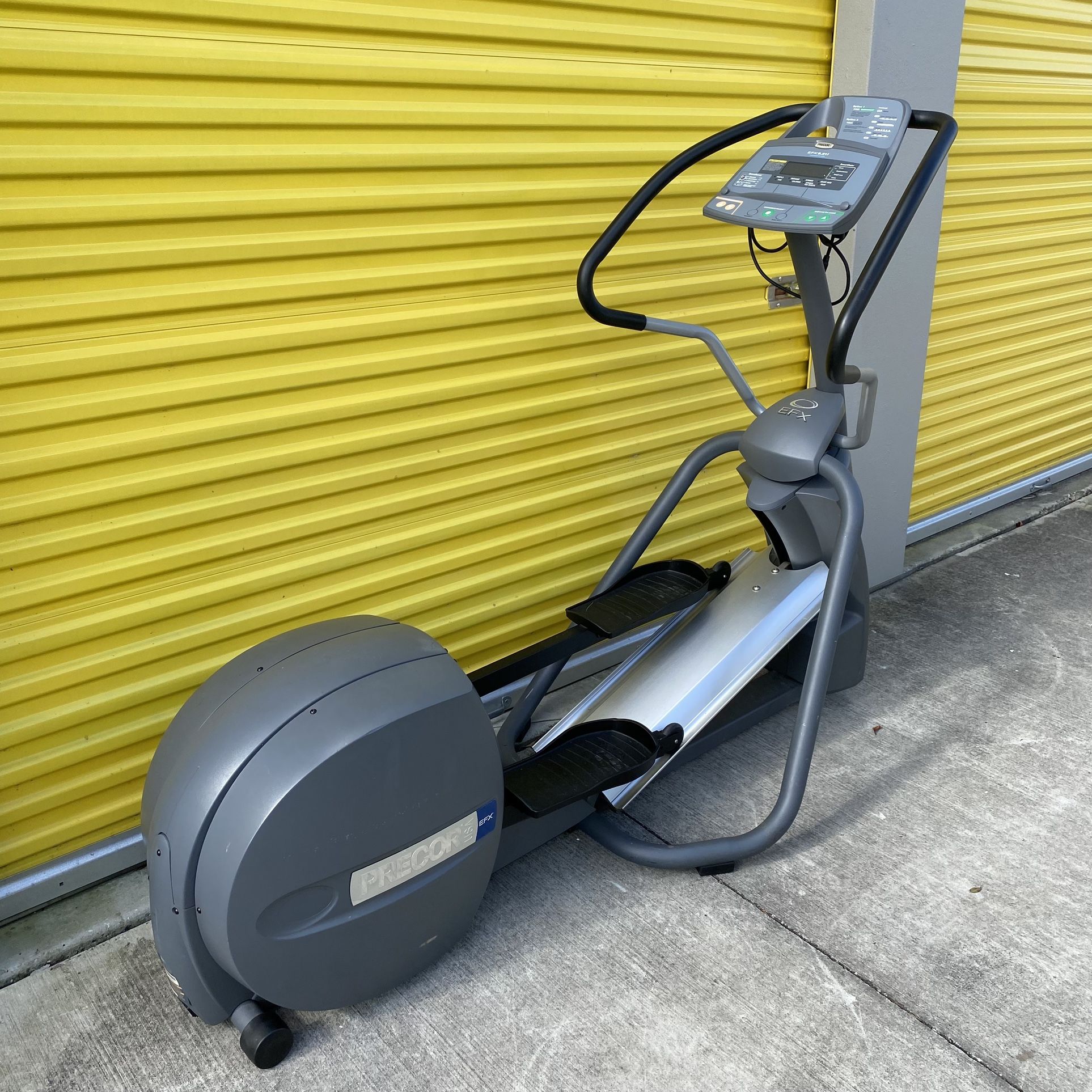 Precor EFX 5.21i Elliptical In Near New Condition- Commercial Gym Quality