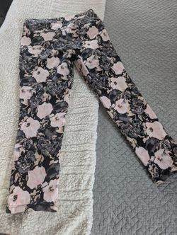 Isaac Mizraha Live, Black And White Floral Capris 