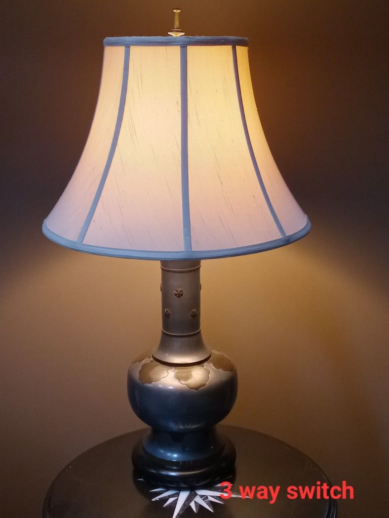 MCM JAMES MONT PEWTER URN & BRASS ETCHED LEAF FLOWERS MAHOGANY BASE TABLE LAMP SILK SHADE