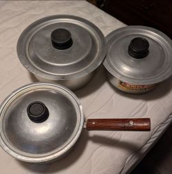 Like new heavy duty cookware set .