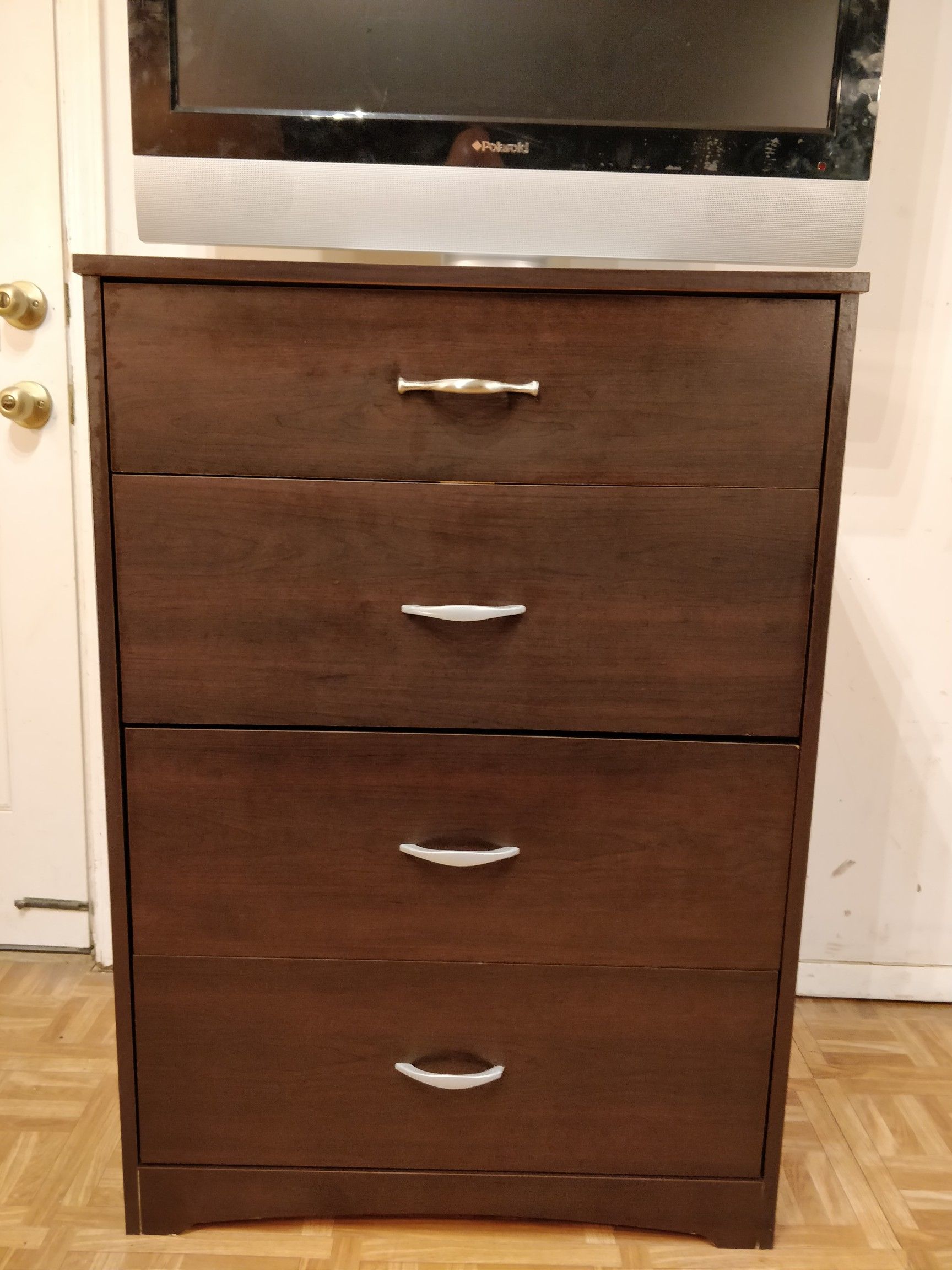 Nice chest dresser in very good condition, all drawers working well. Pet free smoke free L27.5"*W16"*H39"