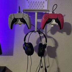 PS5 Wall Mount And 2 Controllers +headset