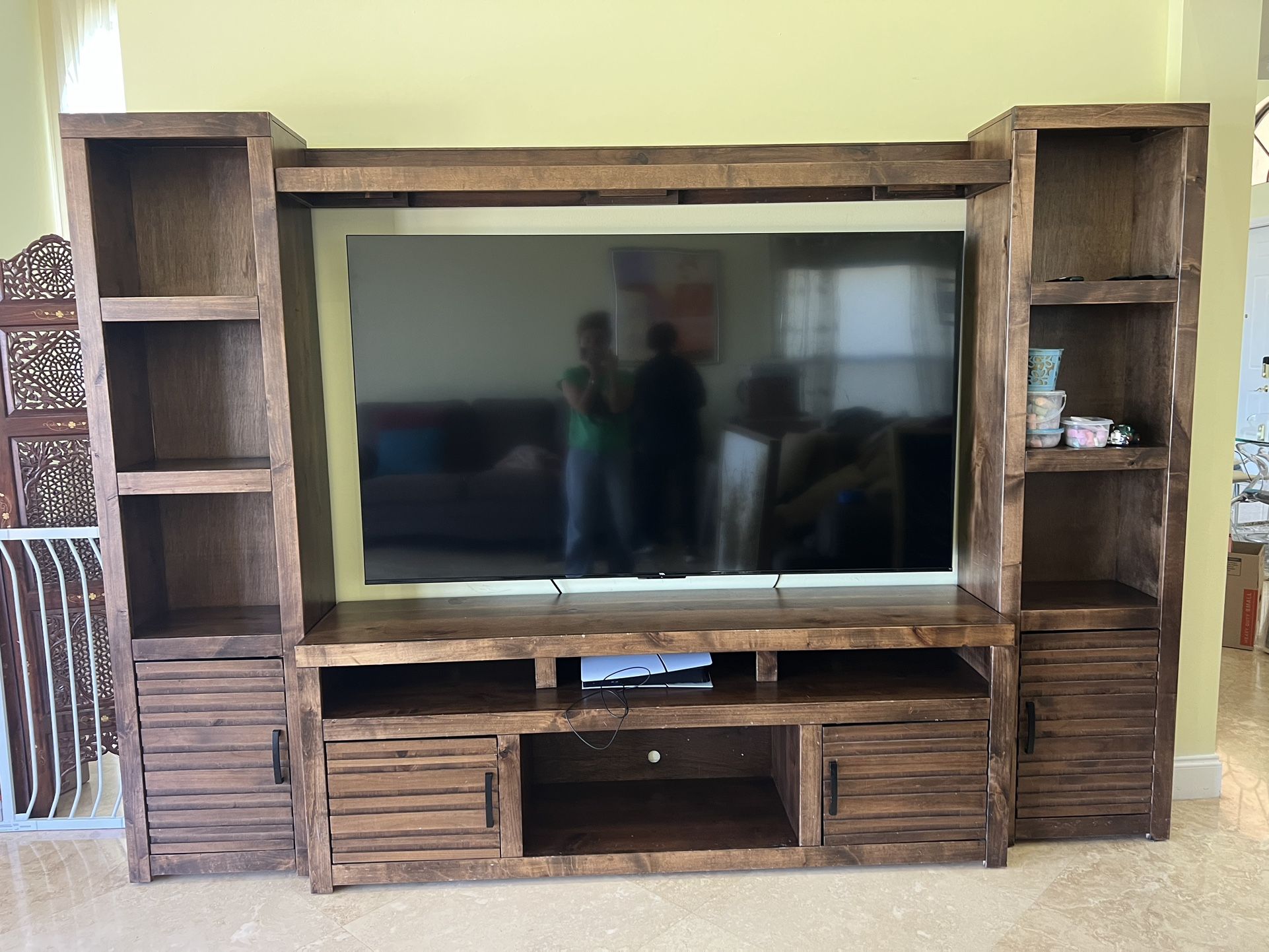 FREE Tv Stand / Unit Set Hard Wood Excellent Quality