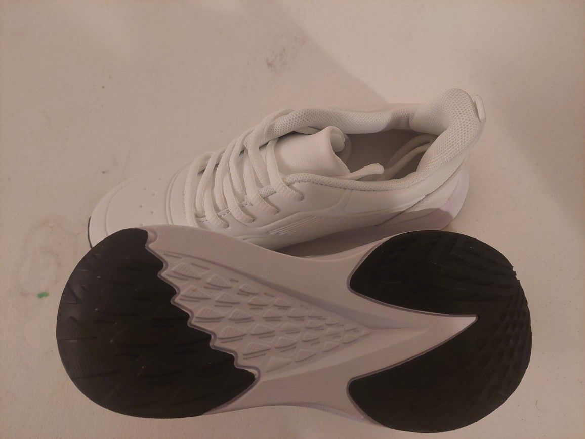 NWT 6.5 WOMANS WHITE SHOES