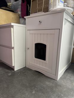 Cat litter box enclosure