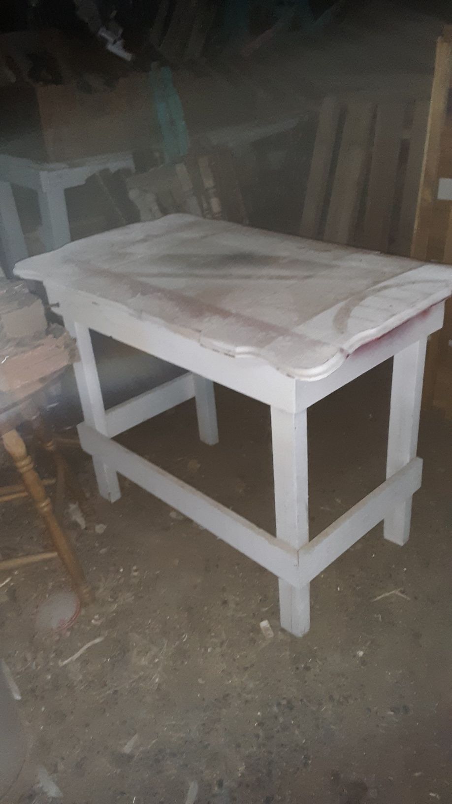 GREAT CRAFTING OR HOBBIE TABLE TOP LIFTS UP IT COULD USE A PAINT JOB diy project
