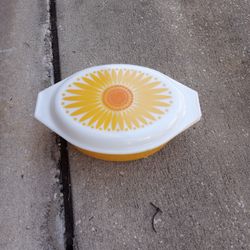 2.4 Quart Vintage Sunflower Pyrex Dish