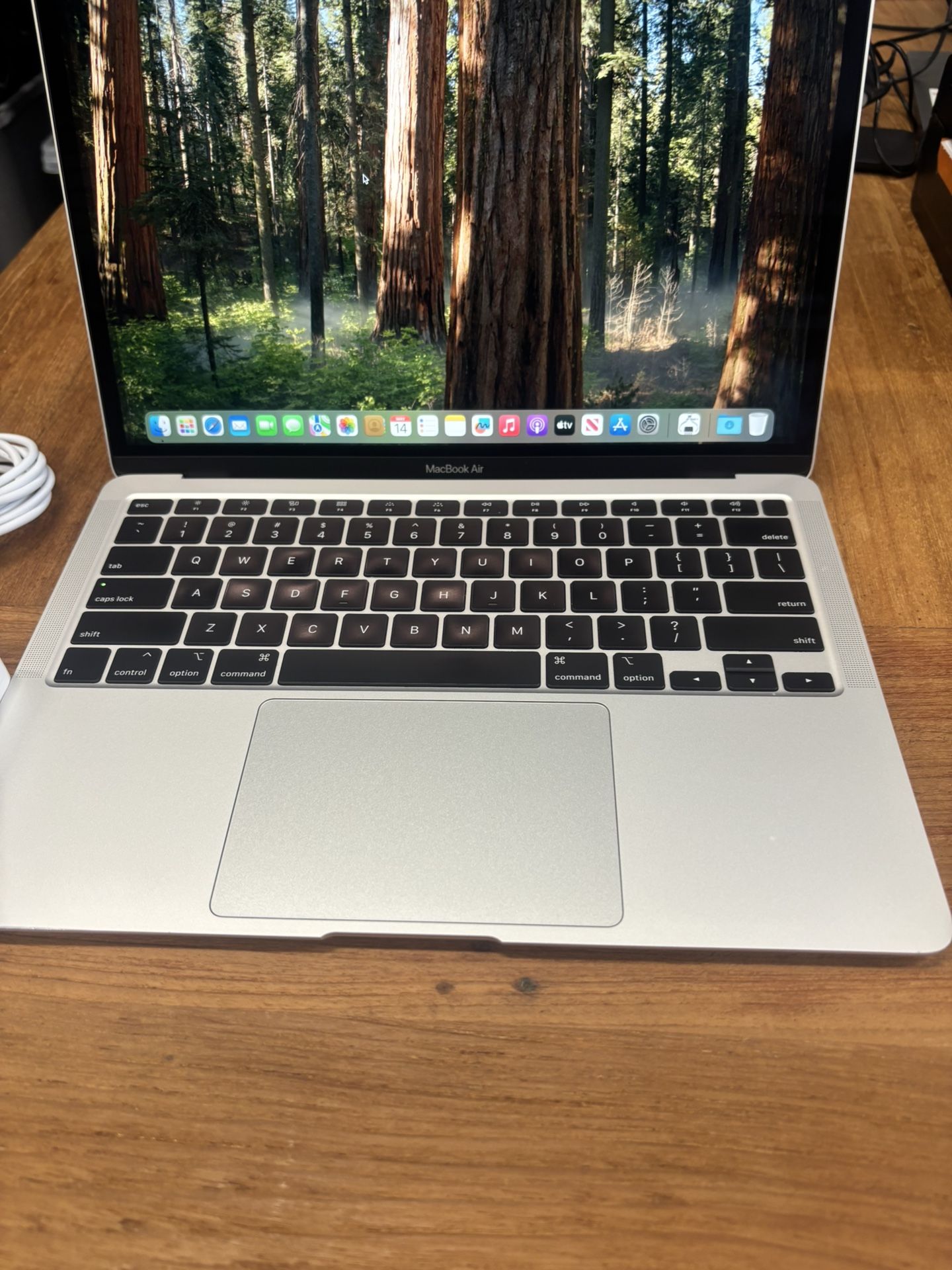 13” 2020 MacBook Air, 8gb ram, 500gb SSD, macOS Sequoia, 105 Battery Cycle count , apple charger , really nice and perfectly working MacBook only for