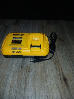 DEWALT
20V and FLEXVOLT 12 Amp Fan Cooled Fast Charger