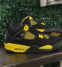 *Barley used like new, Jordan 4s ‘Thunder’ size 7