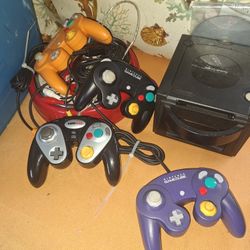 Nintendo Game Cube 4 Controllers 
