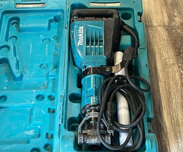 Makita (HM1307CB) 35 LB. Demolition Hammer