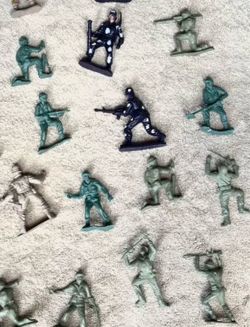 32 Classic GI Joe figurines -2”-5” LIKE NEW-collector, action toy