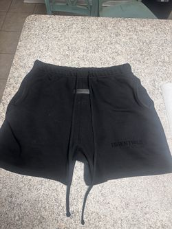 black essential shorts 
