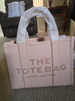 Marc Jacobs The Leather Medium Tote Bag
Style: H004L01PF21