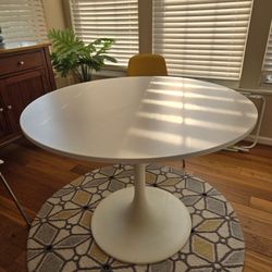 Round white table