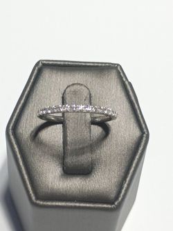 Anillo de 10k oro blanco co cristal zirconia medida 7