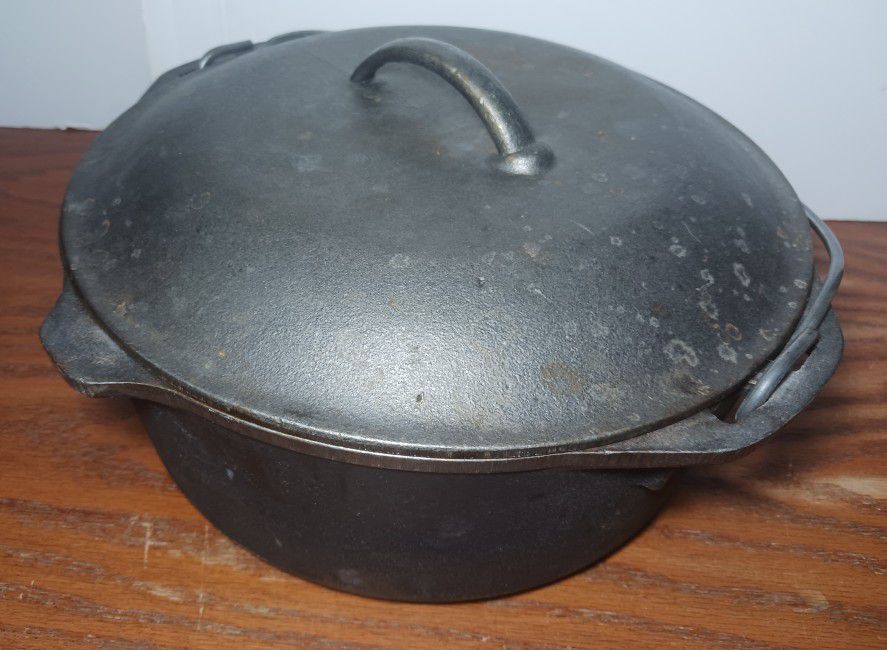 Vintage Lodge 10 1/4 inch Cast Iron Dutch Oven 8 DO W/ Drip Lid Made in USA