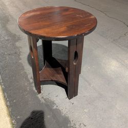 Nice Wood Side End Table Great For Living Room Or Bedroom 