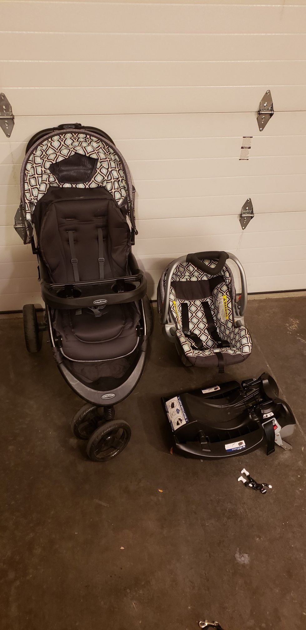 Baby Trend. Stroller, Car seat with mount.
