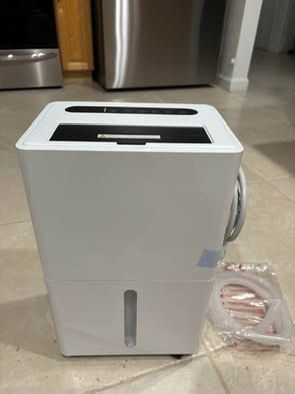 new 1500 sq ft dehumidifier with wheels. 21 points with drainhose. cont drainage auto defrost by Bicepos