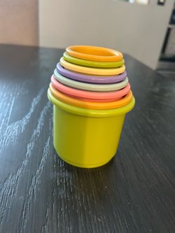 Toy stacking cups