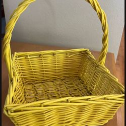 🧺 Pretty Yellow Easter Basket $5