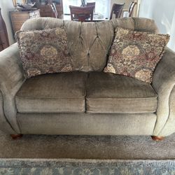 Couch - Love Seat w 2 Pillows