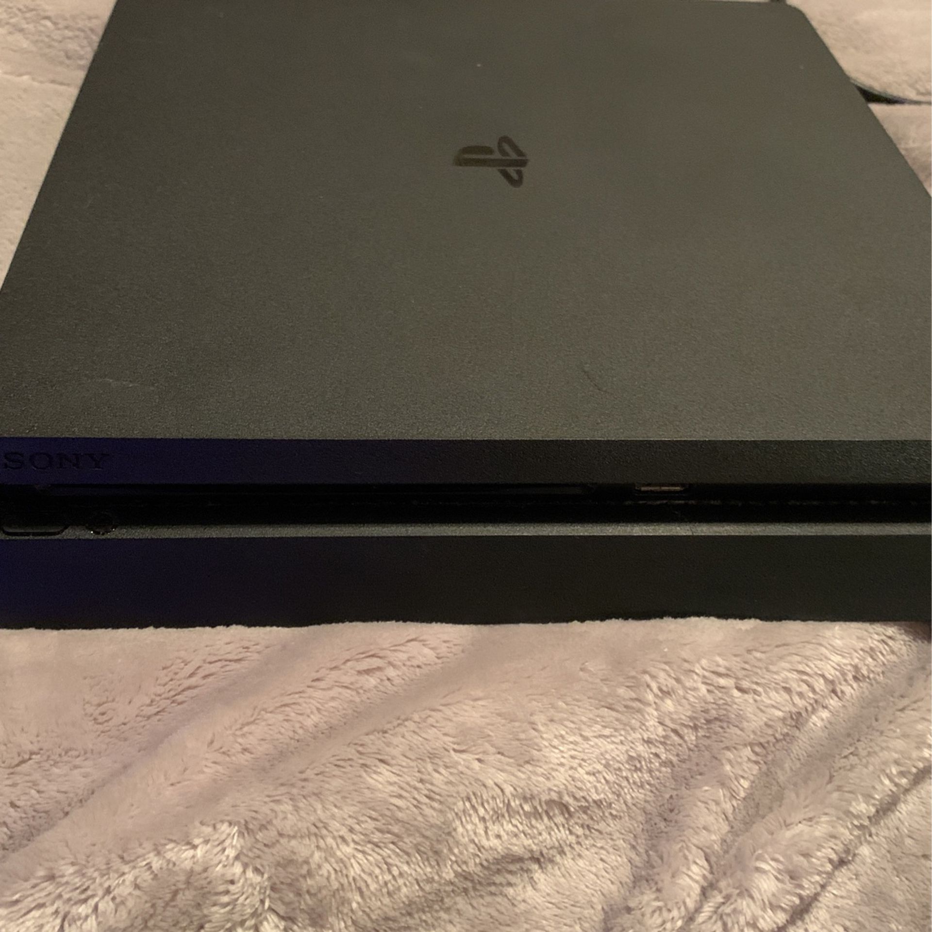 Ps4 for sell!! Bought it never used it/New