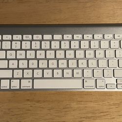 APPLE WIRELESS KEYBOARD