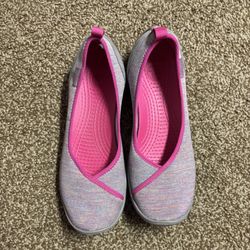 Crocs Women's “Duet Busy Day Multi Flat” in Color Heather Grey/Smoke 