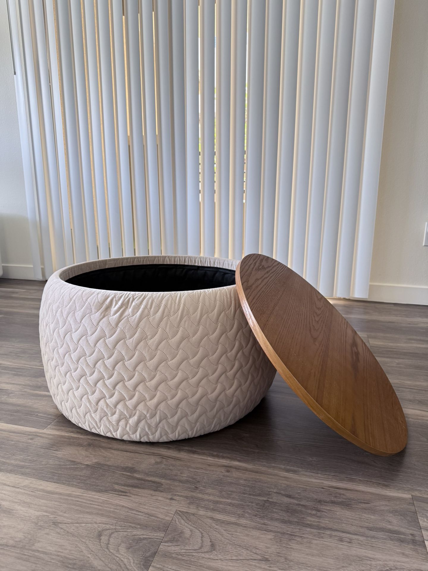 ROUND OTTOMAN W/ STORAGE