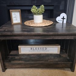 Modern Wood Coffee Table with Fold-Out Tray – Like New