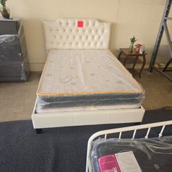 FULL MATTRESS & BOX SPRING.  (Bed Frame Display)