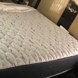 ADJUSTABLE QUEEN SIZE BED. GOOD WORKING ORDER !