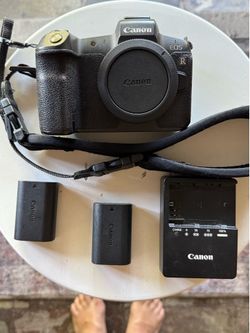 Canon EOS R Mirrorless Camera