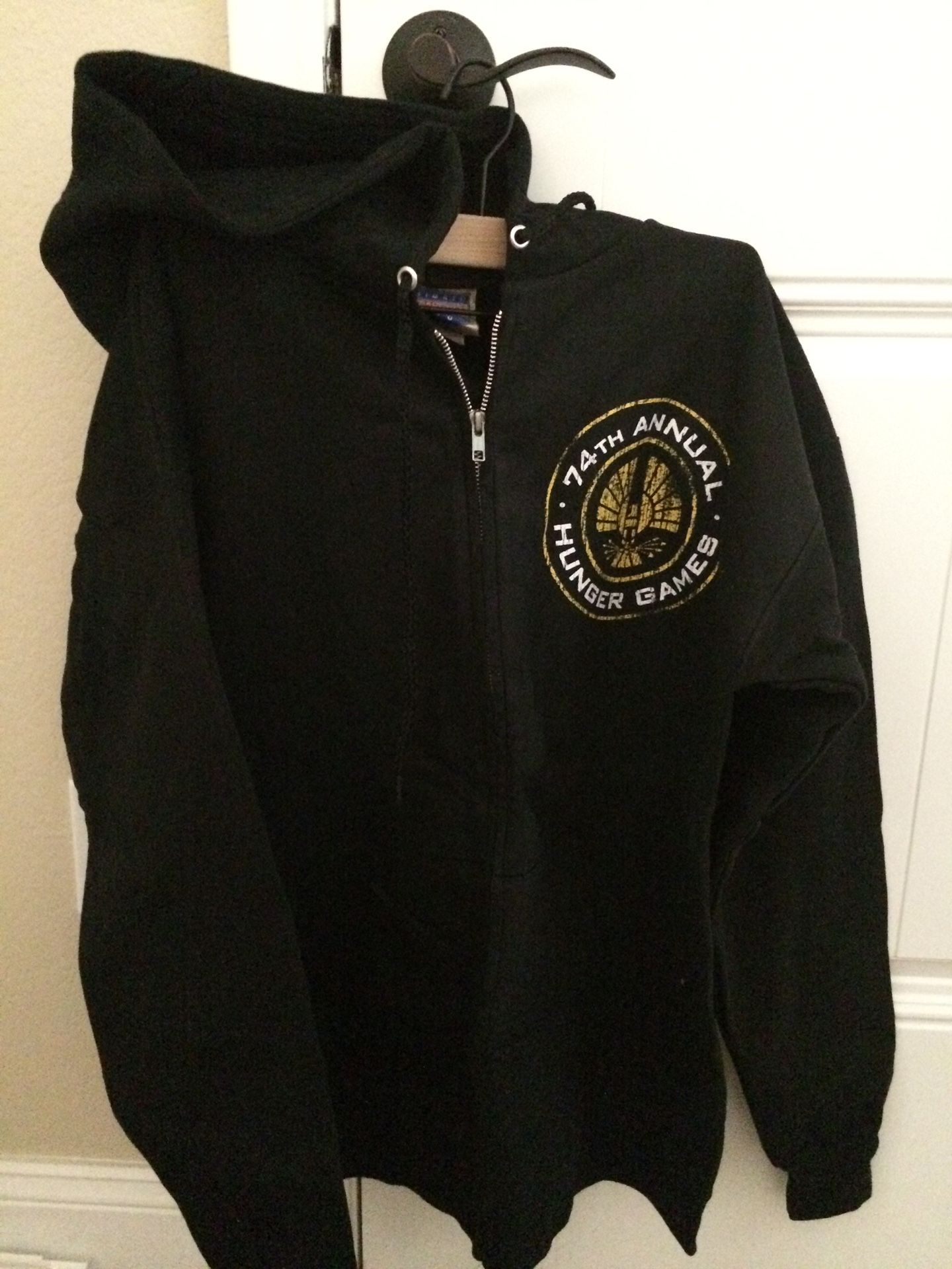 new authentic the hunger games hooded black sweatshirts