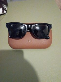 Ray-Ban Meta Smart Glasses with Case