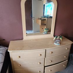 Dresser With Mirror 