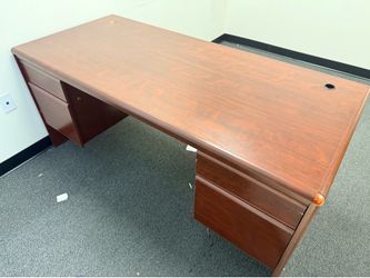 Selling 4 desk, $20 each.