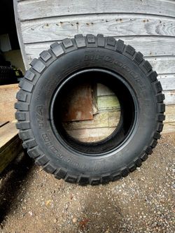 (1) 17" BFGoodrich Mud-Terrain T/A Tire (85% tread) LT255/75R17