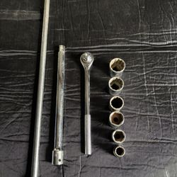 1/2" Drive Ratchet, Extensions & Sockets
