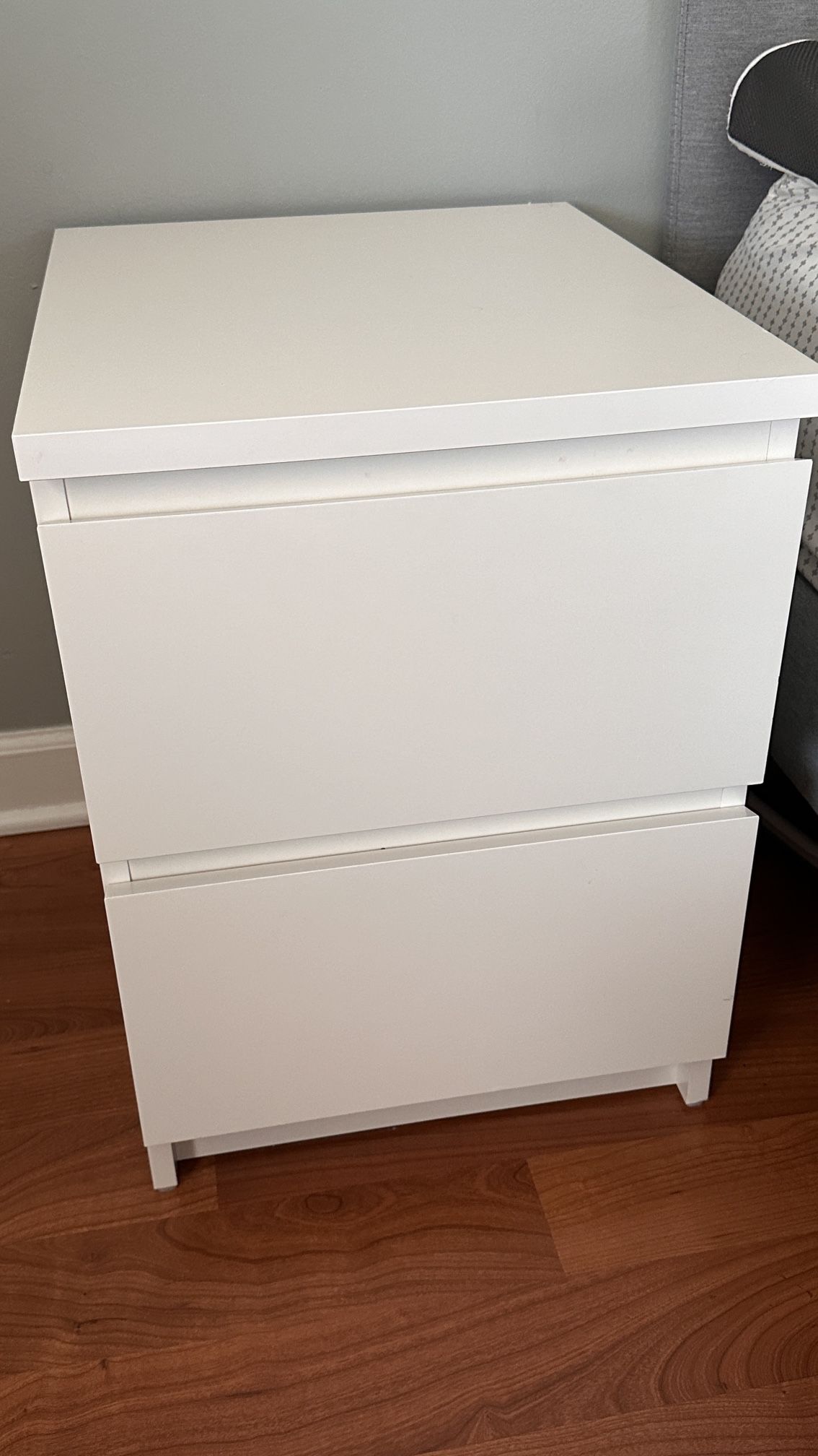 2 bedside tables